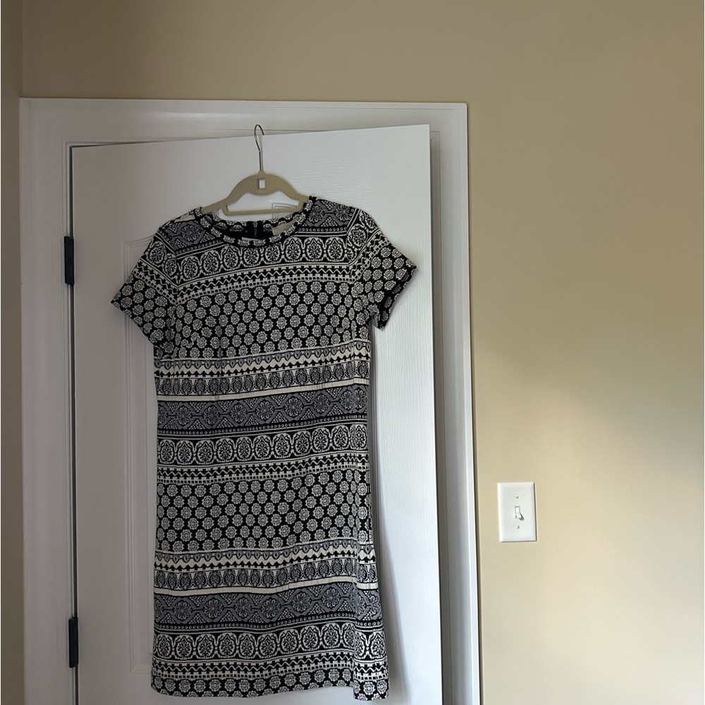 Ann Taylor Loft Dress NWT. black and white floral pattern. Work dress. Small.